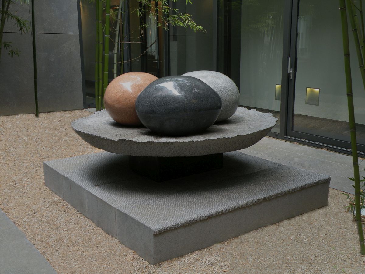 Samenkomst 1, graniet,250x200x 140cm, De Beer accountancy, Oisterwijk